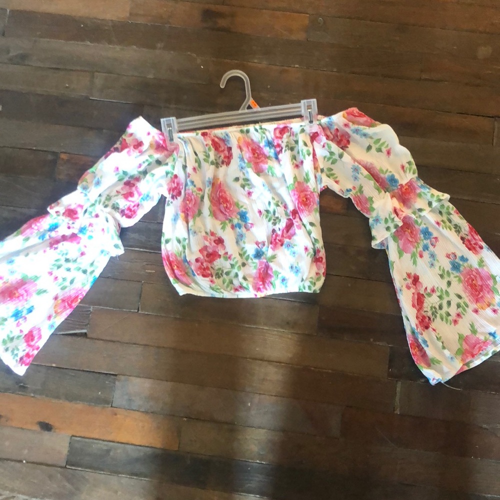 Boutique floral crop top with belle sleeves